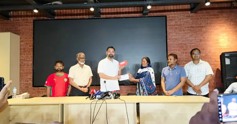 কিসকুর মায়ের হাতে উপহার তুলে দিয়েছেন প্রতিমন্ত্রী আমিনুল হক